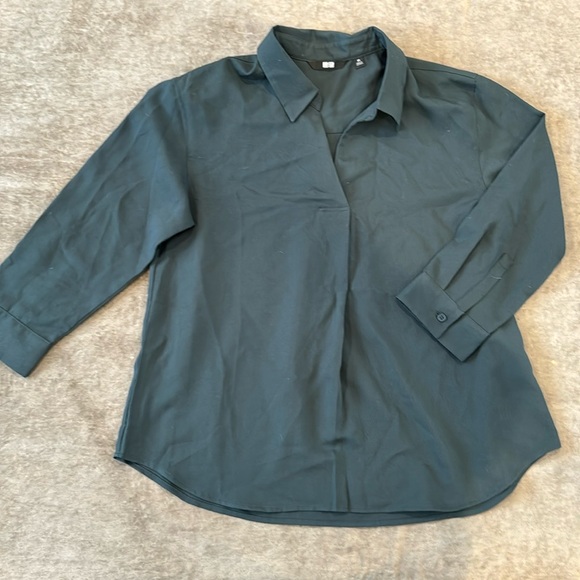 Uniqlo blouse. Collared blouse. 3/4 length sleeves. Color- dark green. Size- XS - Picture 1 of 5